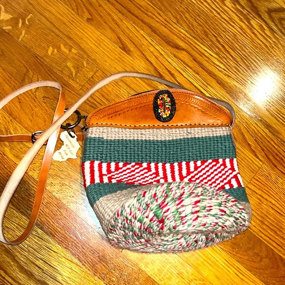 Handmade in Africa bucket style woven crossbody bag - Picture 1 of 9